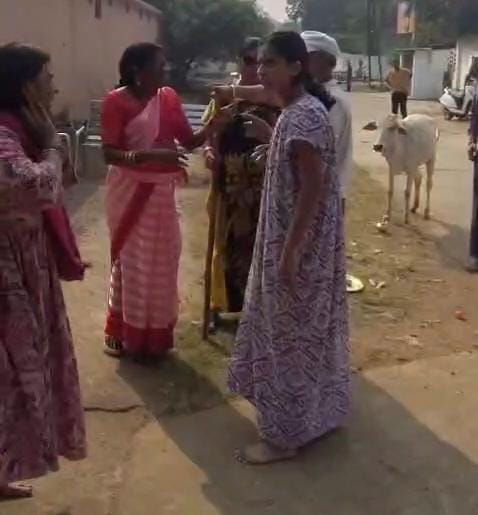 हाथ में डंडा लेकर खड़ी पार्षद माया यादव, इसी लाठी से किया वार।