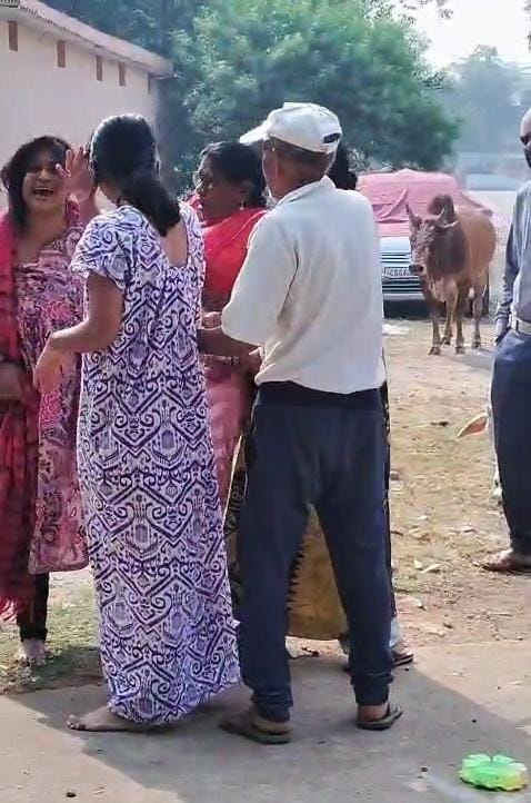 महिला चिखती रही और पार्षद मारपीट करती रहीं।