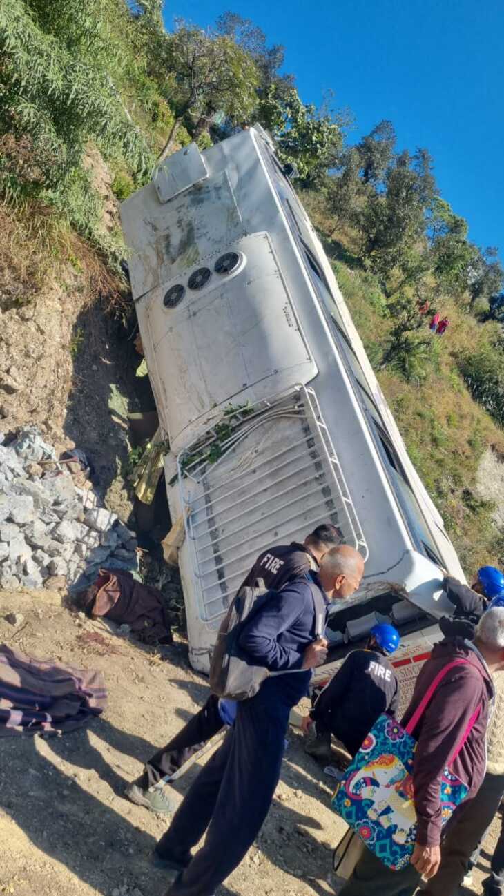 बस करीब 70 मीटर नीचे खिसक कर आ गई, जिसके बाद मौके पर लोगों की भीड़ जुट गई।