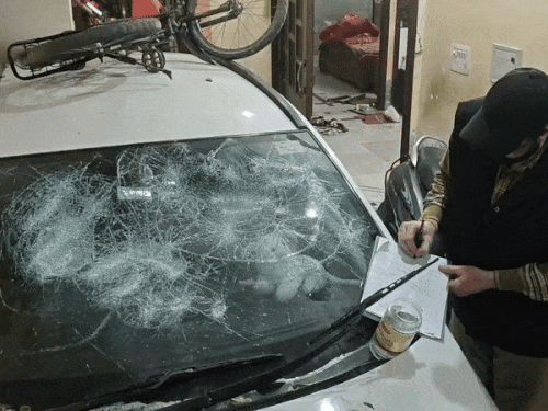 आरोपी के घर के अंदर कार्रवाई करती थाना भार्गव कैंप पुलिस।