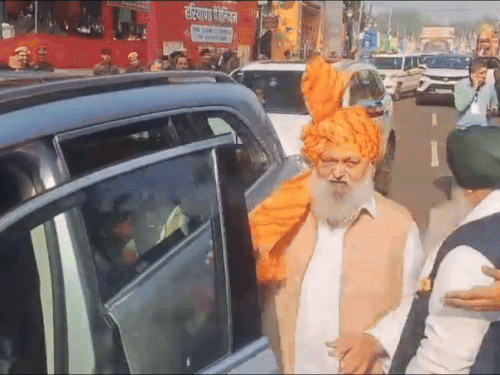 काफी देर की मशक्कत के बाद अनिल विज के लिए गाड़ी रुकी, जिसकी आगे की सीट पर बैठकर वो रवाना हुए।