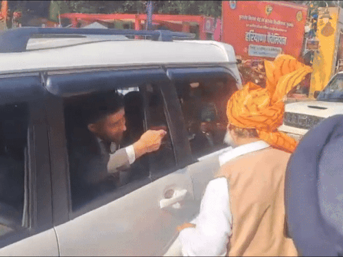 विज द्वारा रोकी गई गाड़ी में बैठे व्यक्ति ने उन्हें पिछली गाड़ी में आने का इशारा किया।