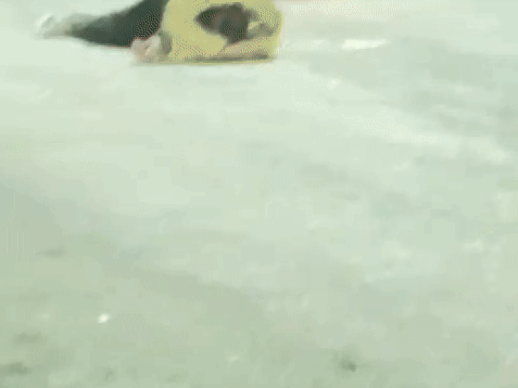 पिटाई के बाद युवक काफी देर तक रोड पर पड़ा रहा। इस दौरान उसके आसपास से वाहन गुजरते रहे।