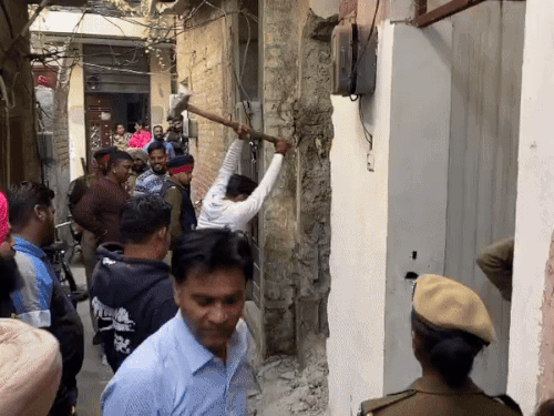 विशाल लोटा के घर के अवैध निर्माण तोड़ा तोड़ते हुए