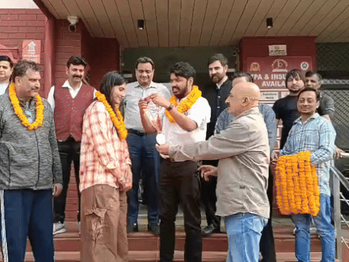 गोल्ड मेडल जीतकर भिवानी लौटी बॉक्सर नूपुर श्योराण का स्वागत किया गया