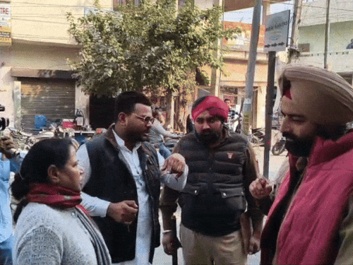 अमृतसर में दिनदहाड़े फायरिंग:  कार में सवार मां-बेटा बाल-बाल बचे; पीड़ित जेल में बंद 193kg ड्रग्स केस आरोपी अनवीर मसीह का परिवार – Amritsar News