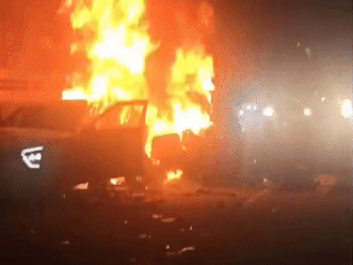 नेशनल हाईवें 2 कारो को लगी आग। - Dainik Bhaskar