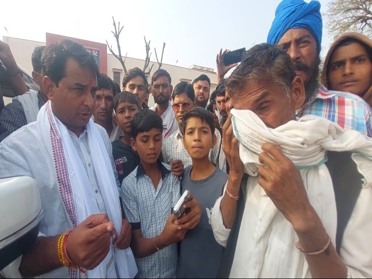 नरेश मीणा बोले- मेरे खिलाफ झूठी FIR, ओम बिरला पर किसानों की जमीन हड़पने का आरोप 2 नगरफोर्ट थाने में हाजिरी लगाकर बाहर निकले नरेश मीणा से मिलते हुए ग्रामीण।