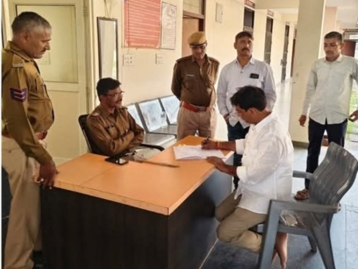 नरेश मीणा बोले- मेरे खिलाफ झूठी FIR, ओम बिरला पर किसानों की जमीन हड़पने का आरोप 3 नरेश मीणा ने आज नगरफोर्ट थाने में उपस्थिति दी।