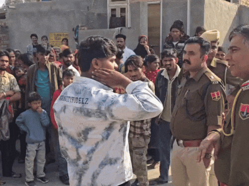 मंगलवार सुबह पुलिस की टीम घटनास्थल पर जांच करने पहुंची। टीम ने लोगों से बात की।