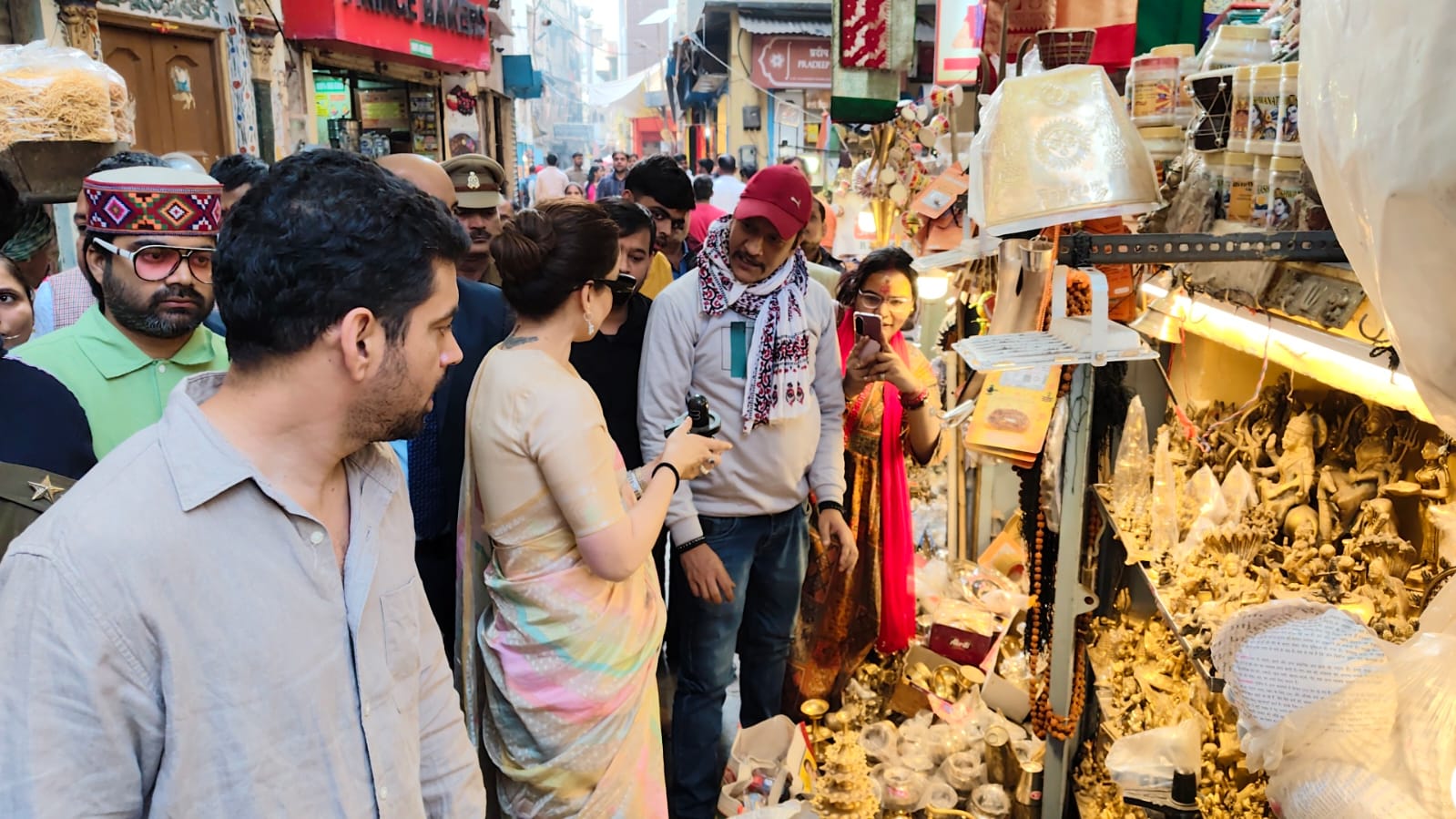 कंगना रनोट ने एक शिवलिंग भी लिया।