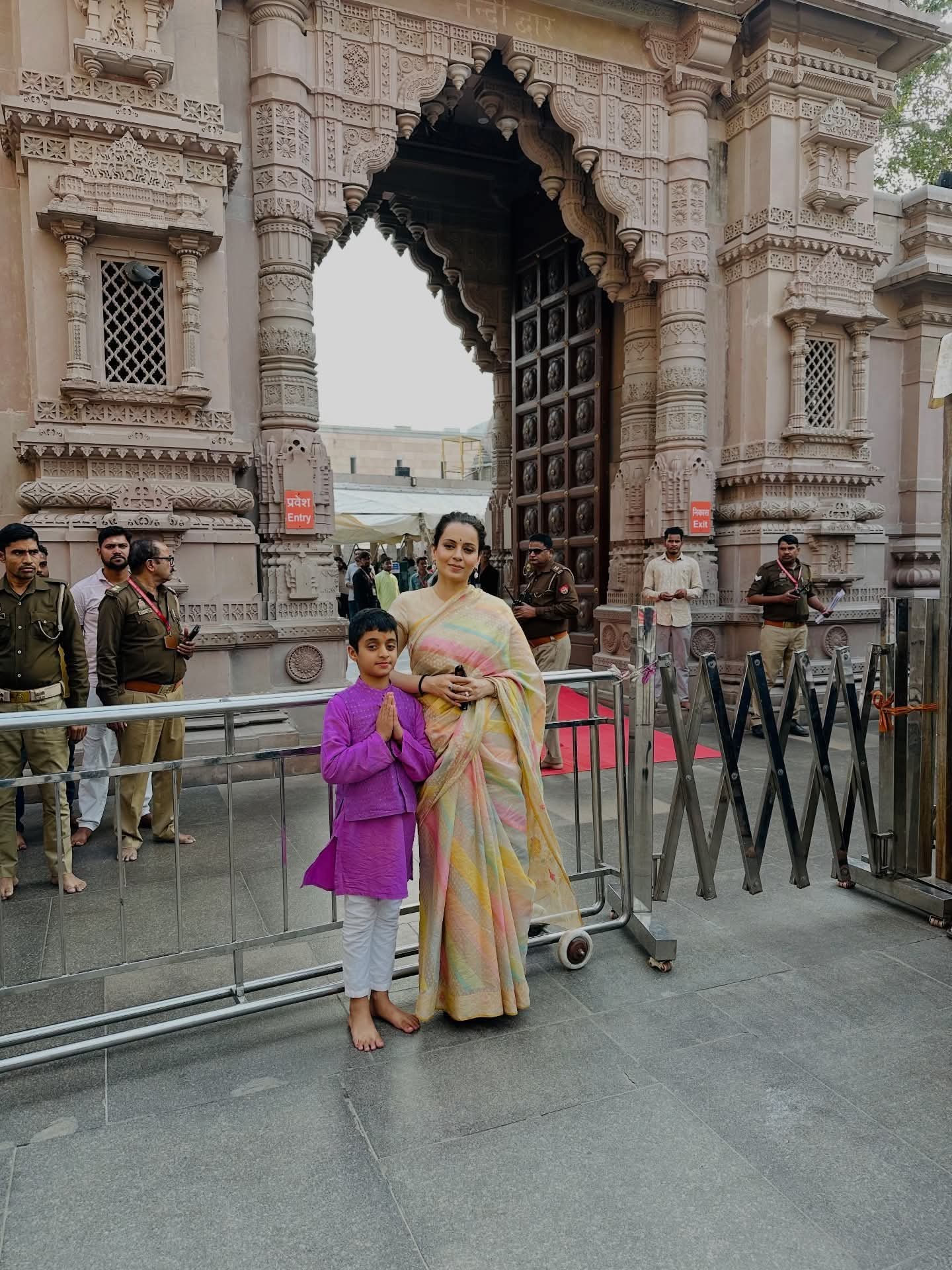 मंदिर के नंदी द्वार पर खिंचाई तस्वीर।