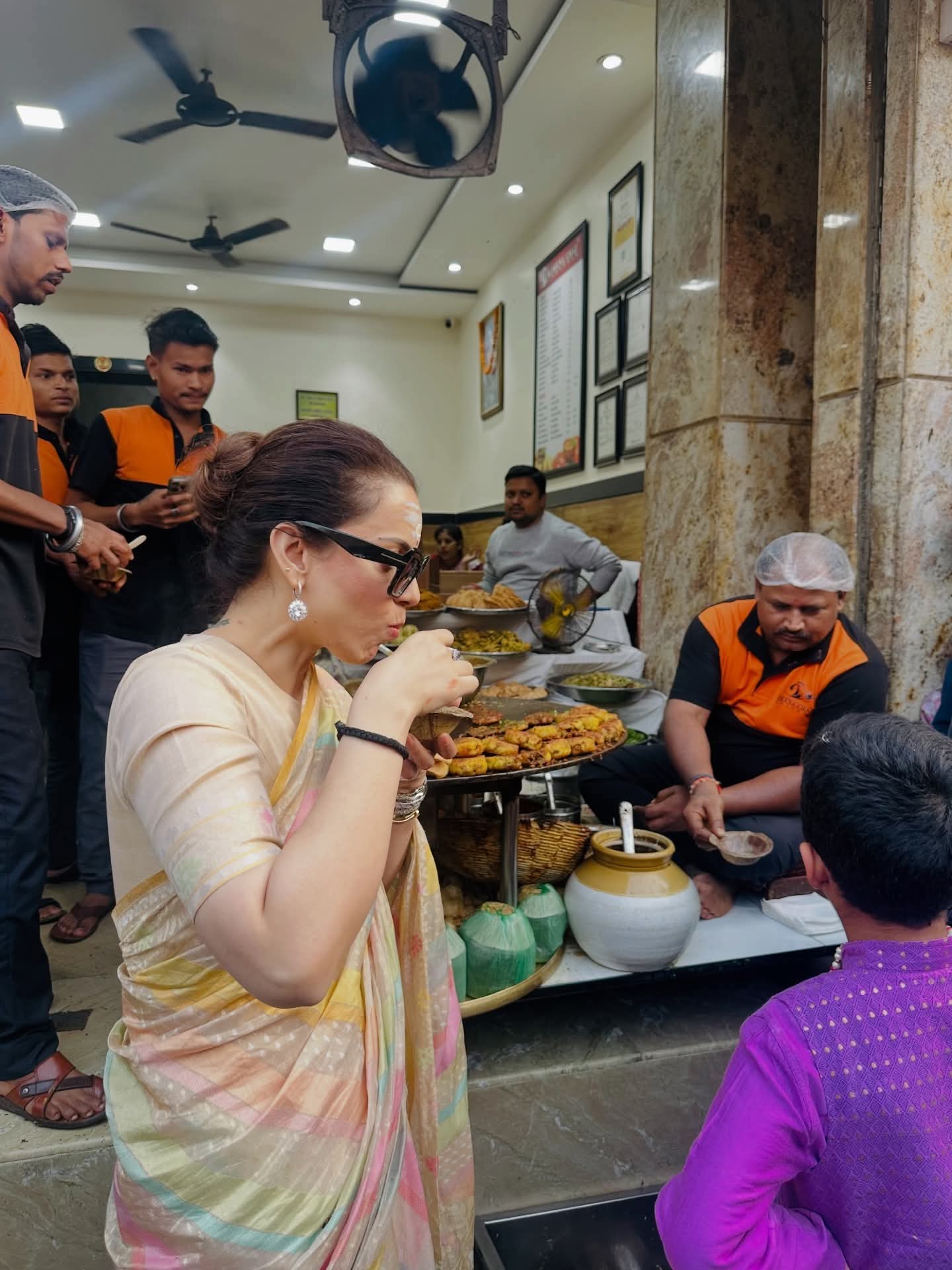 कंगना रनोट ने खाया आलू टिक्की।