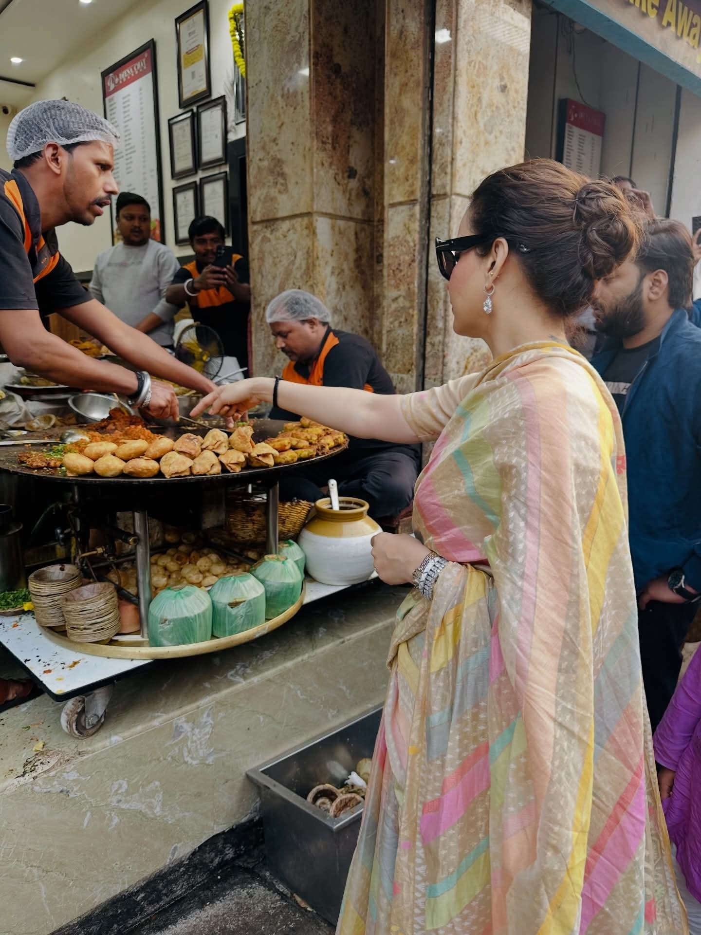 काशी के प्रसिद्ध दीना चाट की दुकान पहुंची।