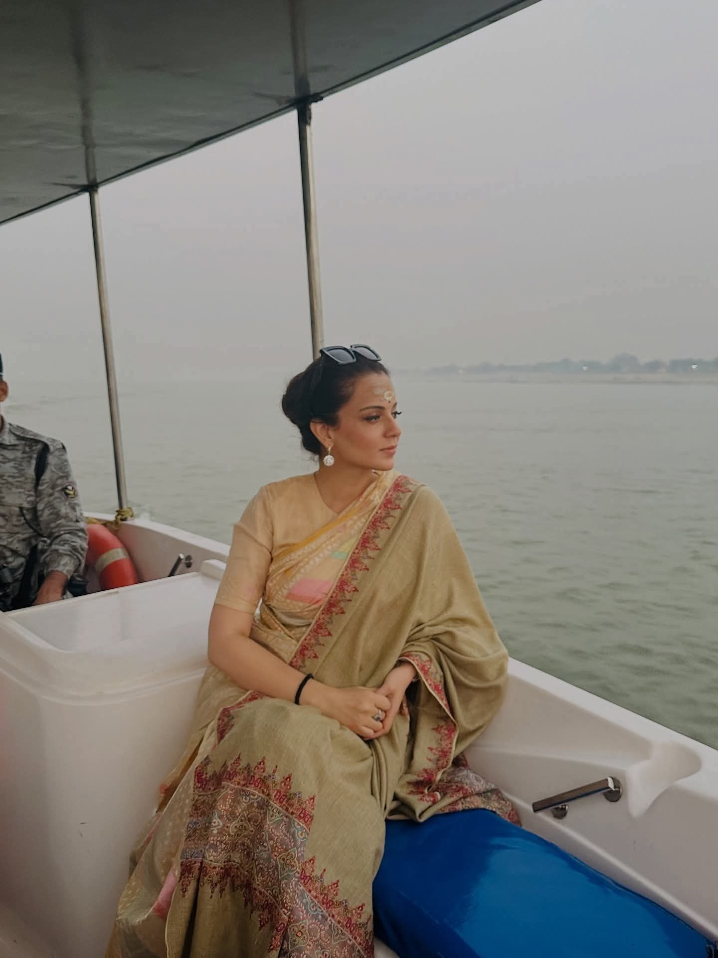 बोट पर सवार होकर गंगा घाटों को देखा।