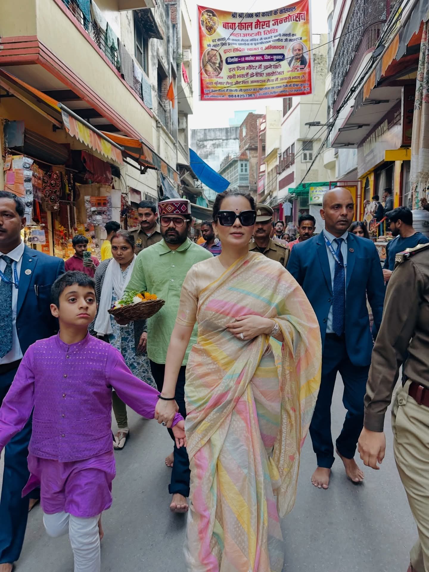 काशी के गलियों से होते हैं कंगना पहुंची काल भैरव मंदिर।