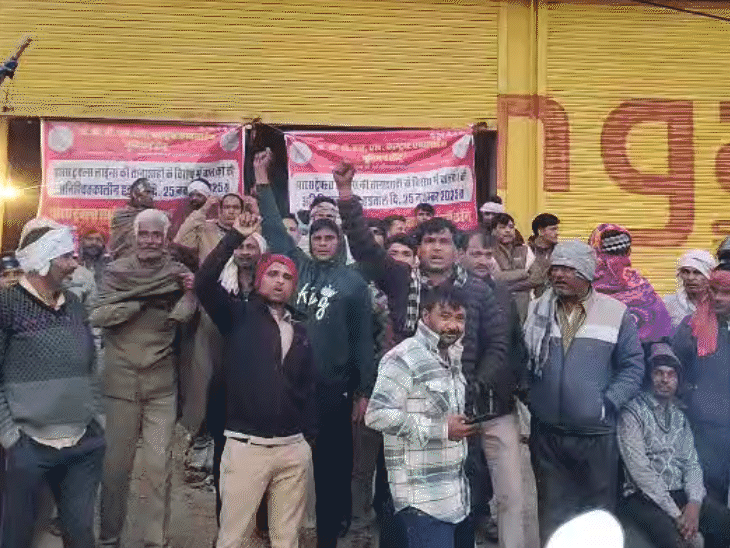 5 सूत्री मांगों को लेकर प्रदर्शन कर रहे लो फ्लोर बस ड्राइवर।