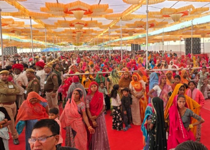 चामुंडेरी राणावतान गांव में स्कूल भवन के लोकार्पण समारोह में मौजूद ग्रामीण।