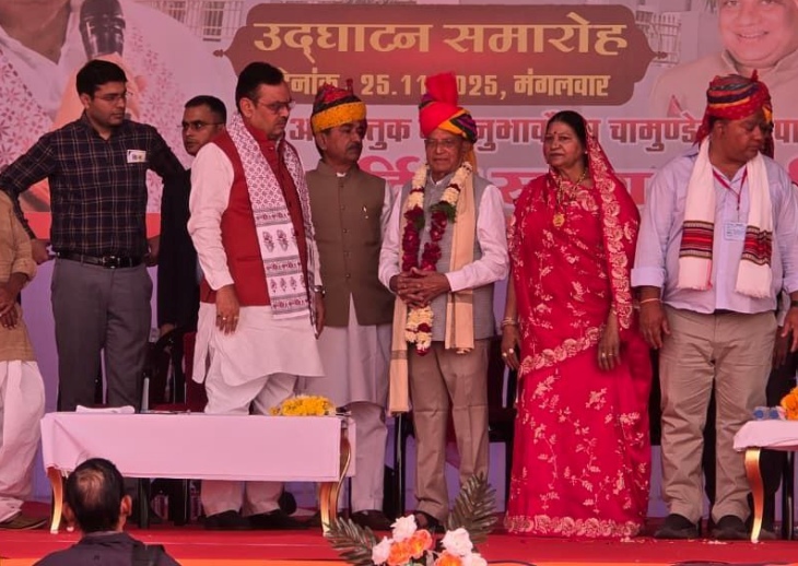 पाली जिले के चामुंडेरी राणावतान गांव में भामाशाह द्वारा बनाए गए स्कूल भवन के लोकार्पण समारोह में मौजूद मुख्यमंत्री।