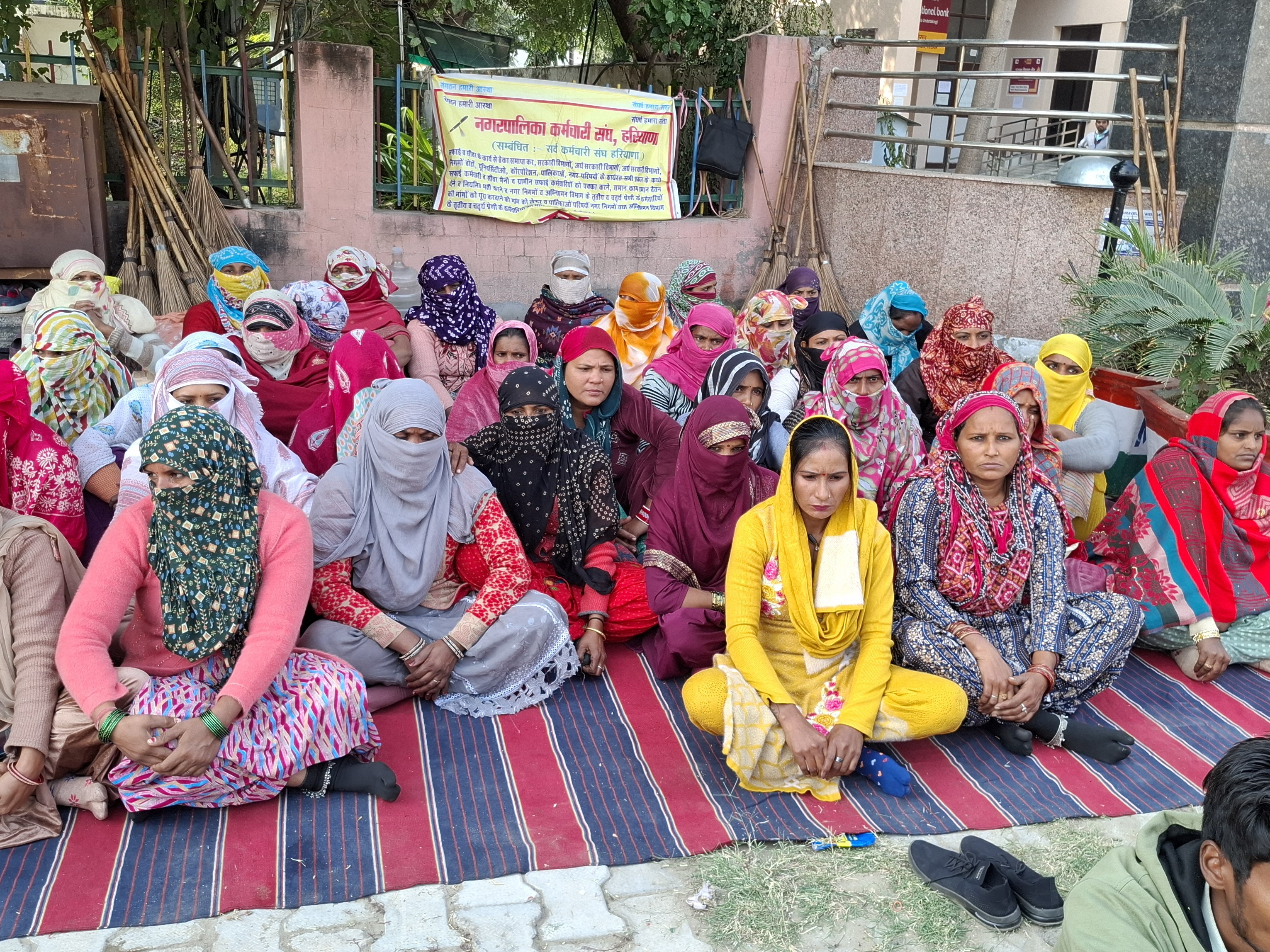 हिसार निगम में अस्थायी सफाई कर्मचारी हटाए गए:  3 महीने पहले हुई थी नियुक्ति; अनिश्चितकालीन धरना शुरू, बहाली की मांग – Hisar News