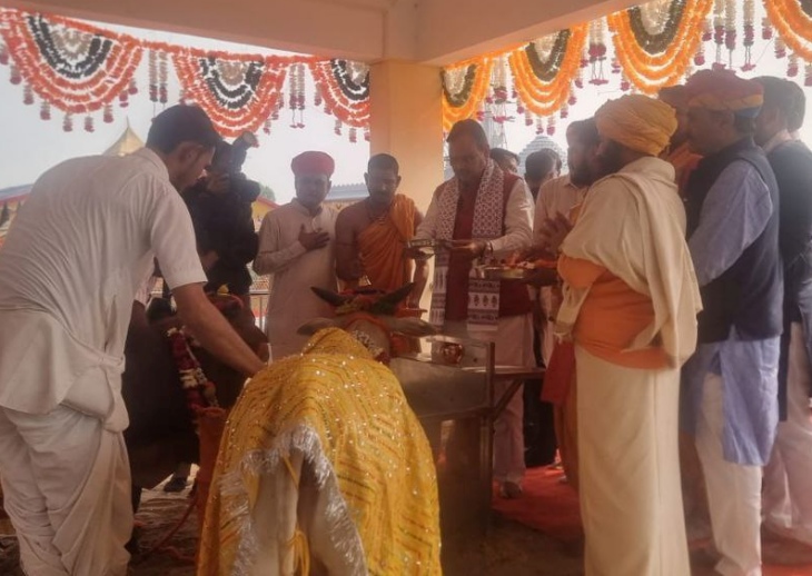 नेतरा गांव में गौ माता का पूजन करते हुए मुख्यमंत्री भजनलाल शर्मा।