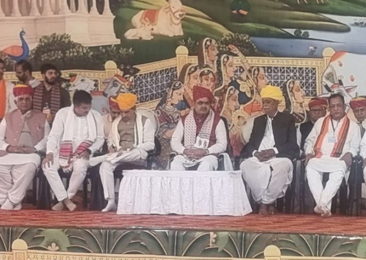 नेतरा गांव में आयोजित समारोह में मौजूद मुख्यमंत्री भजनलाल शर्मा।