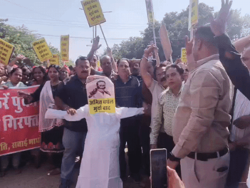 समाज के लोगों ने विरोध जताते हुए FIR दर्ज करने की मांग की थी।