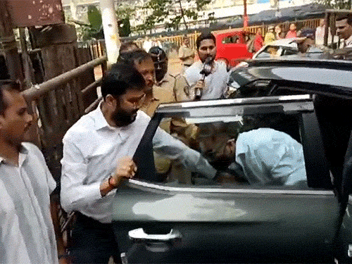 ड्रग्स मामले में शक्ति कपूर के बेटे एंटी-नारकोटिक्स ऑफिस पहुंचे:  252 करोड़ के केस में समन भेजा गया था, श्रद्धा-नोरा फतेही का नाम भी शामिल