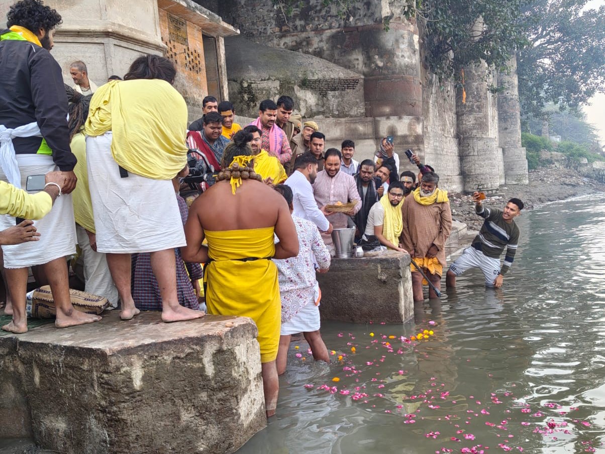 ठाकुरानी घाट पर यमुना महारानी का पूजन किया। उन्होंने दूध चढ़ाकर यमुना जी को दंडवत प्रणाम किया।