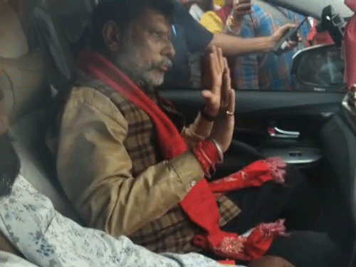 बीजेपी प्रदेश अध्यक्ष के काफिले को रोककर प्रदर्शन, कार के अंदर बैठे रहे किरण देव