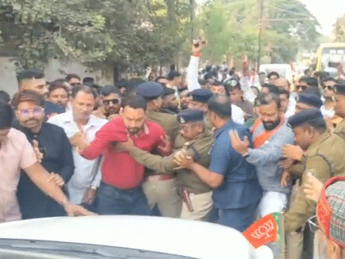 पुलिस के साथ भी धक्का-मुक्की।