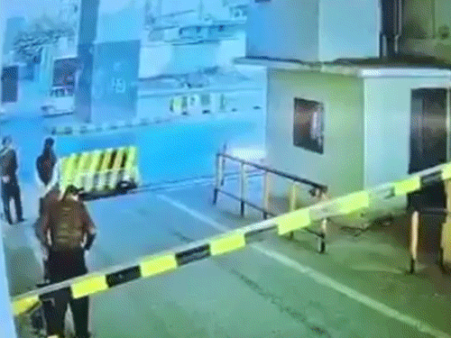 सिक्योरिटी फोर्स के हेडक्वार्टर पर हमले के बाद इलाके में धुआं फैल गया।