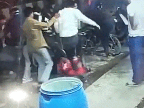 लात-घूसों, हाथ से की पिटाई।