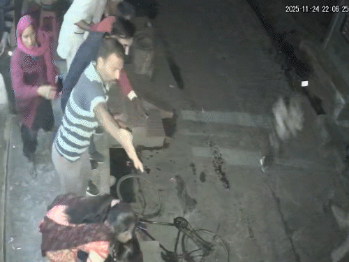 मौके पर मौजूद लोग गाड़ी के पीछे भागे, लेकिन ड्राइवर गाड़ी लेकर फरार हो गया।