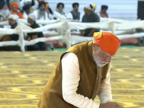 श्री गुरु तेग बहादुर जी के समक्ष पीएम मोदी ने माथा टेका।