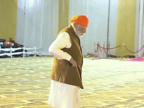 समागम के दौरान पीएम मोदी दानपत्र में दान करते हुए।