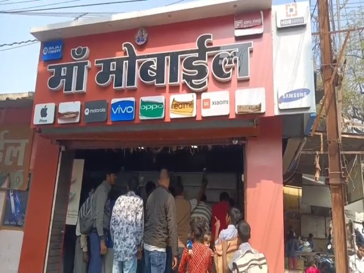 मोबाइल फोन और 10 हजार रुपए नकद की चोरी हुई है।