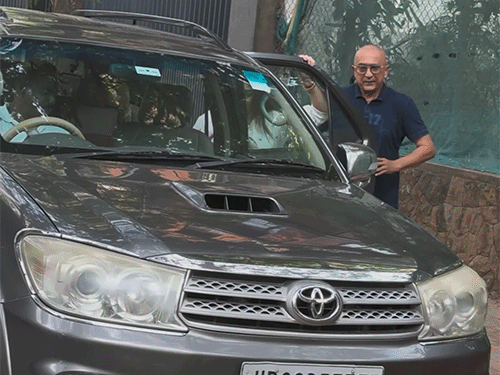 मंगलवार को प्रीति सप्रू और तेज सप्रू ने भी धर्मेंद्र के घर पहुंचकर उन्हें श्रद्धांजलि दी।