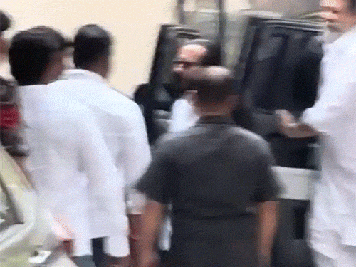 मंगलवार को धर्मेंद्र को श्रद्धांजलि देने सैफ अली खान और करिश्मा कपूर उनके घर पहुंचे।