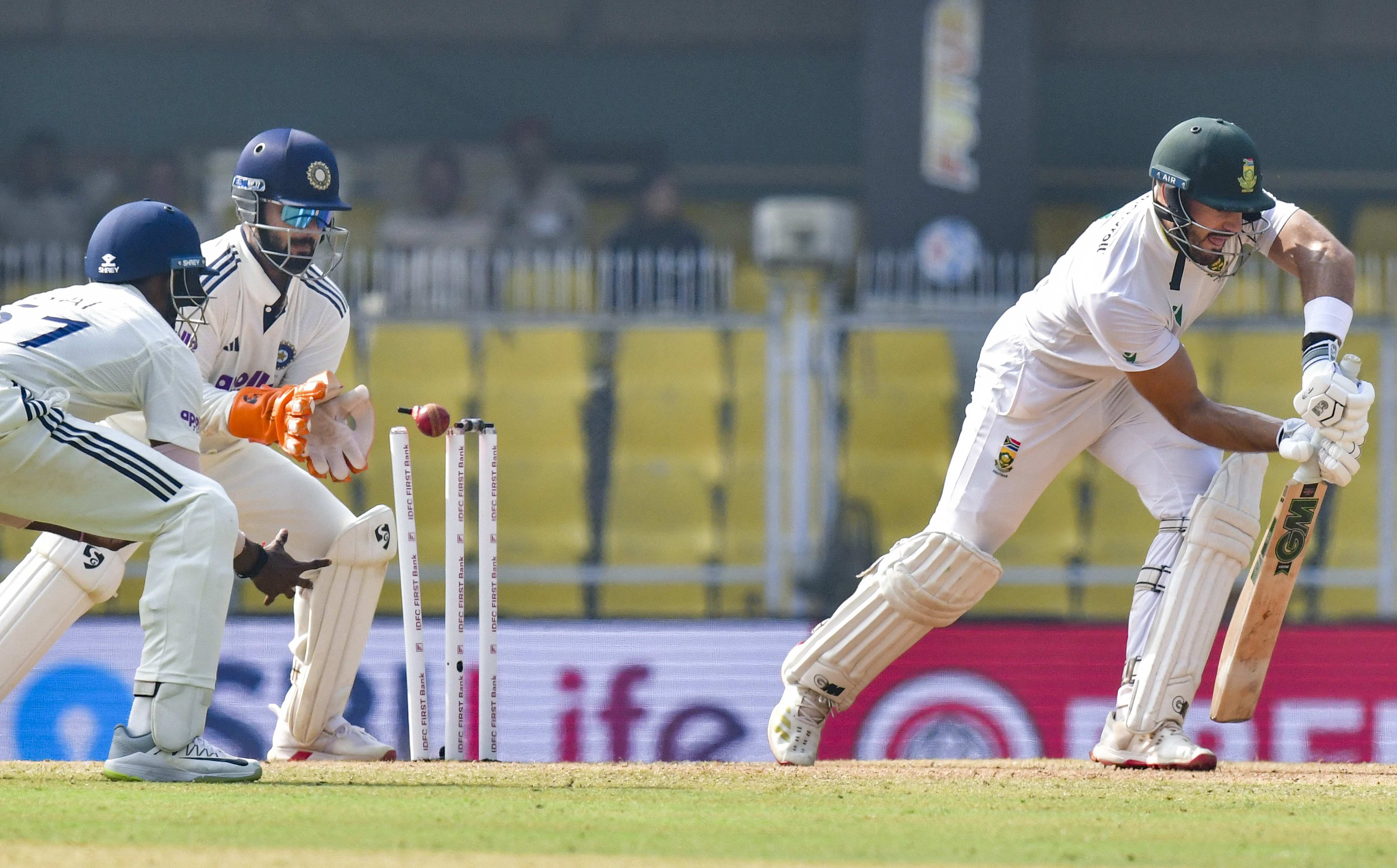 मार्करम 84 गेंदों पर 29 रन बनाकर बोल्ड हुए।