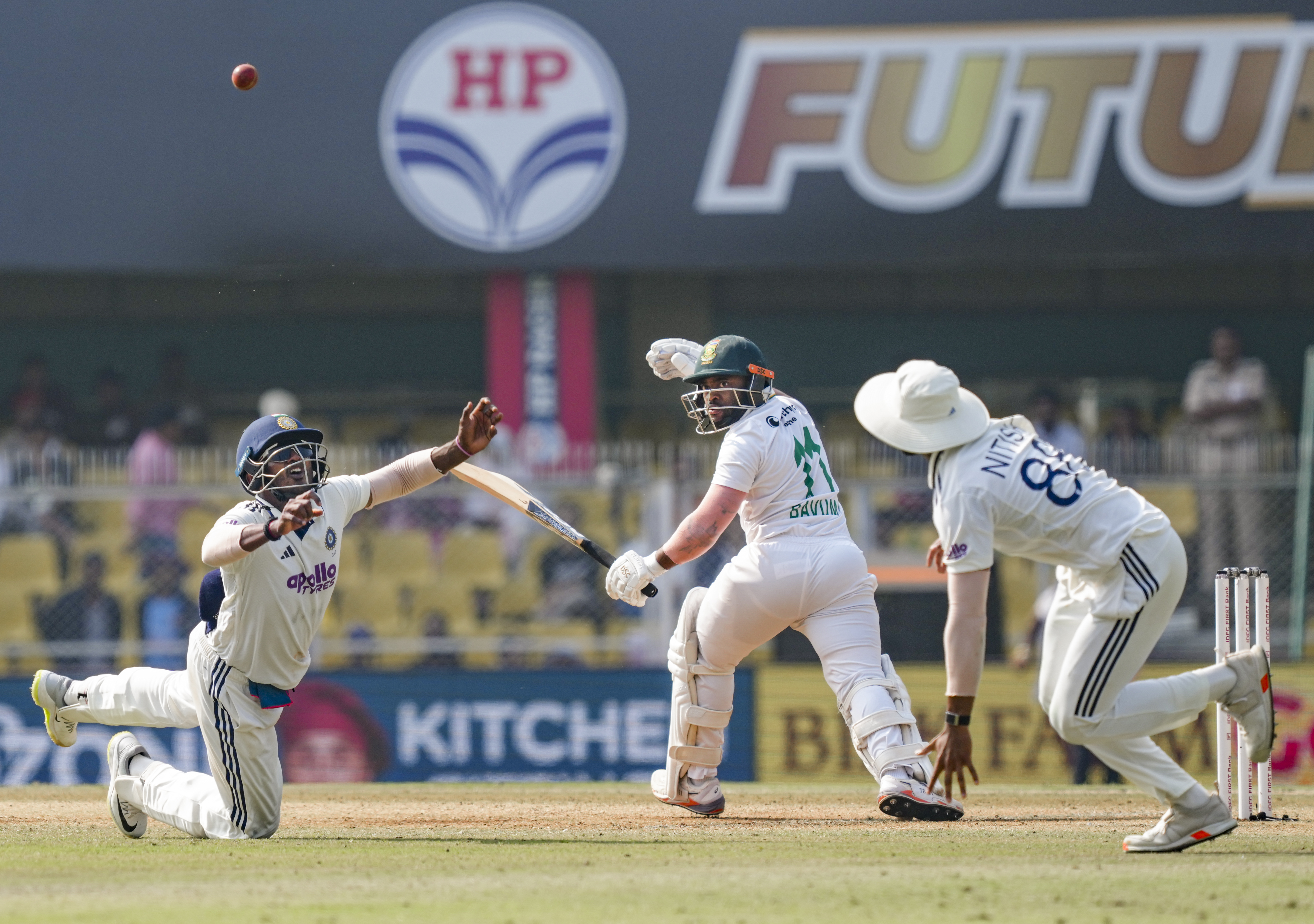 बावुमा का कैच लेने की कोशिश करते हुए साई सुदर्शन।