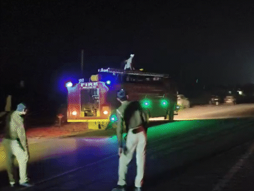 कार में आग लगने के बाद ड्राइवर जिंदा जल गया।