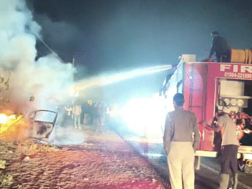 मौके पर पहुंची दमकल ने आग पर काबू पाया।