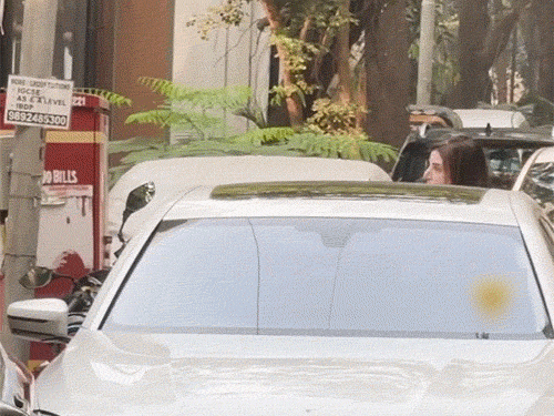 कोरियोग्राफर फिल्ममेकर फराह खान भी मंगलवार को एक्टर के घर गई थीं।