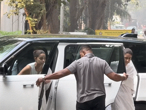 एक्ट्रेस अनन्या पांडे मां भावना पांडे के साथ मंगलवार को धर्मेंद्र की फैमिली को सांत्वना देने पहुंची थीं।