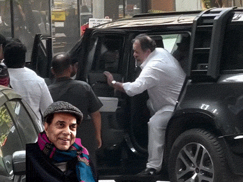 Saif Ali Khan had reached Dharmendra's house with Karisma Kapoor.