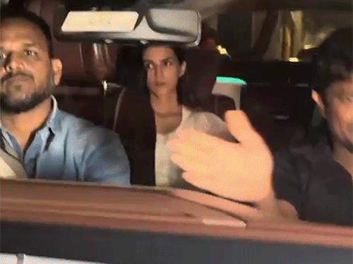 कृति सेनन धर्मेंद्र के निधन पर मंगलवार को शोक संवेदना जताने उनके घर गईं।