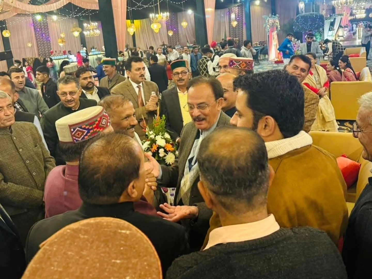 बारातियों का स्वागत करते