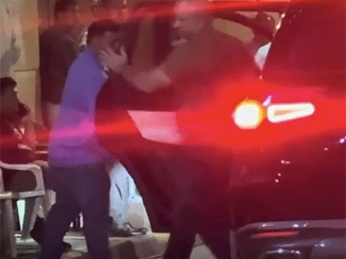 वरुण धवन मंगलवार को दिवंगत एक्टर धर्मेंद्र के घर पहुंचे।