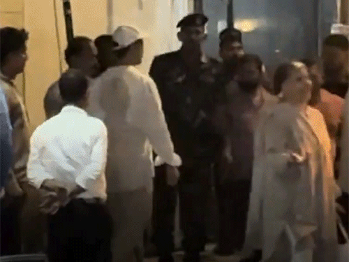 ऋतिक रोशन पिता राकेश रोशन के साथ धर्मेंद्र के निधन पर मंगलवार को शोक संवेदना जताने उनके घर पहुंचे।